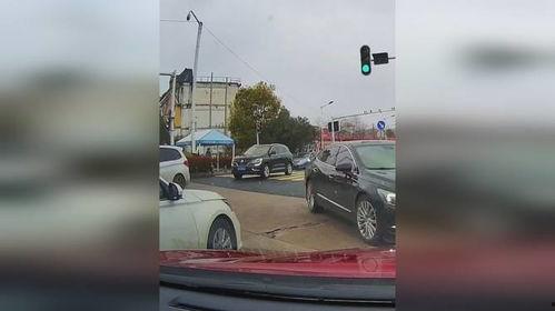 车转弯视频,汽车转弯技巧与安全驾驶解析